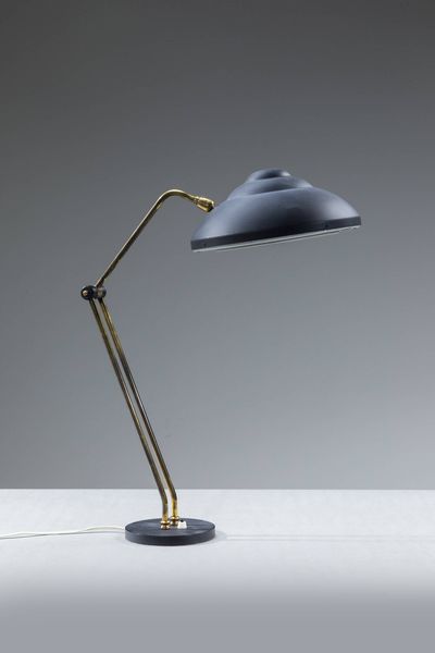 STILNOVO : Lampada da tavolo con struttura in ottone  base in ghisa e paralume in metallo laccato.  Prod. Stilnovo anni '70 h cm 60x50  - Asta Design - Associazione Nazionale - Case d'Asta italiane