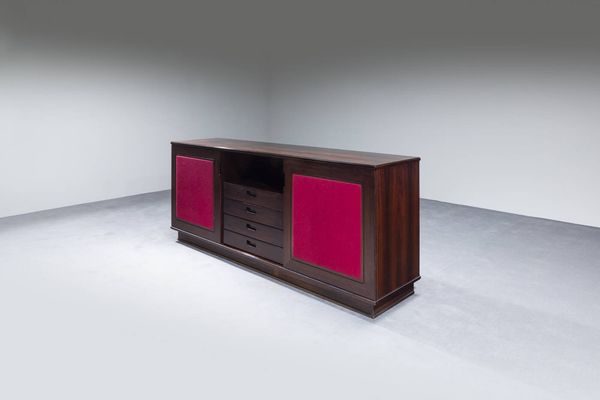 PRODUZIONE ITALIANA : Grande credenza in legno e ante rivestite in tessuto. Anni '70 cm 85x207x48  Difetti  - Asta Design - Associazione Nazionale - Case d'Asta italiane