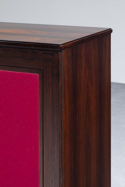 PRODUZIONE ITALIANA : Grande credenza in legno e ante rivestite in tessuto. Anni '70 cm 85x207x48  Difetti  - Asta Design - Associazione Nazionale - Case d'Asta italiane