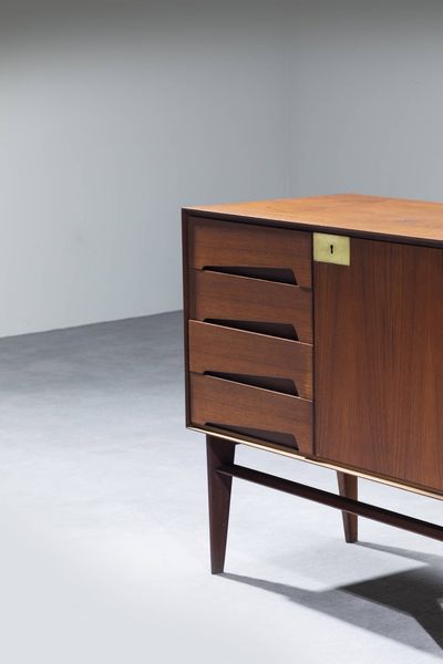 VITTORIO DASSI : Mobiletto in legno con ante e cassetti e particolari in ottone. Prod. Dassi Mobili  Moderni Lissone anni '60 cm 72x80x42  - Asta Design - Associazione Nazionale - Case d'Asta italiane