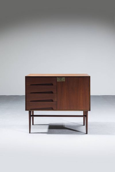 VITTORIO DASSI : Mobiletto in legno con ante e cassetti e particolari in ottone. Prod. Dassi Mobili  Moderni Lissone anni '60 cm 72x80x42  - Asta Design - Associazione Nazionale - Case d'Asta italiane