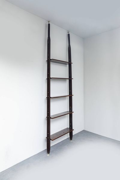 PRODUZIONE ITALIANA : Grande libreria cielo/terra con struttura in legno  particolari in ottone. Anni '60 cm 295 (max 316)x85  - Asta Design - Associazione Nazionale - Case d'Asta italiane