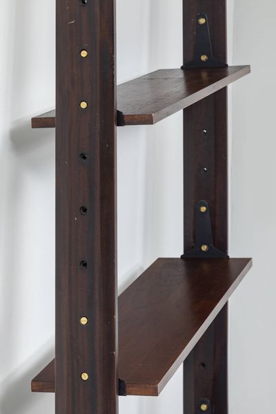 PRODUZIONE ITALIANA : Grande libreria cielo/terra con struttura in legno  particolari in ottone. Anni '60 cm 295 (max 316)x85  - Asta Design - Associazione Nazionale - Case d'Asta italiane