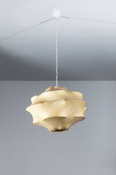 PRODUZIONE ITALIANA : Lampada a sospensione con struttura in tondino di metallo  rivestimento in cocoon. Anni '60 h cm 100x72  - Asta Design - Associazione Nazionale - Case d'Asta italiane