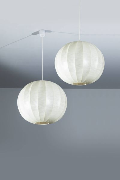 PRODUZIONE ITALIANA : Coppia di lampade a sospensione con struttura in tondino di metallo  rivestimento in cocoon. Anni '60 h cm 115x56  - Asta Design - Associazione Nazionale - Case d'Asta italiane