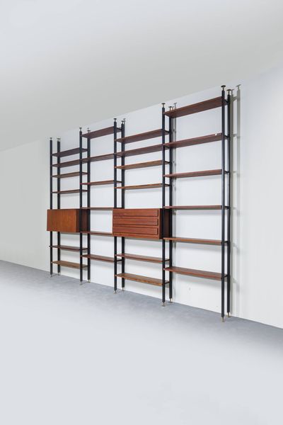 PRODUZIONE ITALIANA : Grande libreria cielo/terra  doppio montante in ferro smaltato  piani e contenitori in legno  particolari in ottone. Anni '60 cm 263x330x29  Difetti  - Asta Design - Associazione Nazionale - Case d'Asta italiane