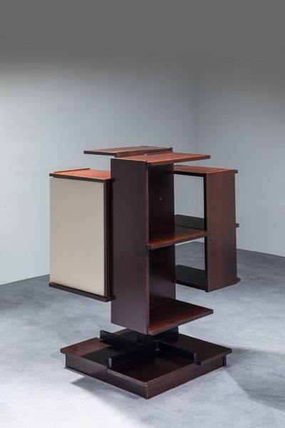 CLAUDIO SALOCCHI : Libreria girevole con struttura in metallo verniciato e legno.  Prod. Sorami anni '60 cm 114x78x78  - Asta Design - Associazione Nazionale - Case d'Asta italiane