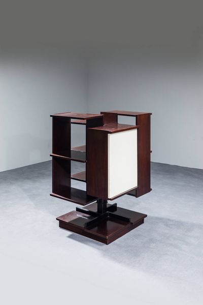 CLAUDIO SALOCCHI : Libreria girevole con struttura in metallo verniciato e legno.  Prod. Sorami anni '60 cm 114x78x78  - Asta Design - Associazione Nazionale - Case d'Asta italiane