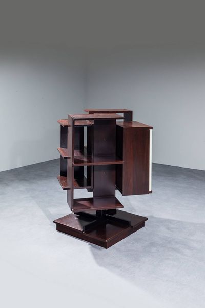 CLAUDIO SALOCCHI : Libreria girevole con struttura in metallo verniciato e legno.  Prod. Sorami anni '60 cm 114x78x78  - Asta Design - Associazione Nazionale - Case d'Asta italiane