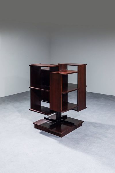 CLAUDIO SALOCCHI : Libreria girevole con struttura in metallo verniciato e legno.  Prod. Sorami anni '60 cm 114x78x78  - Asta Design - Associazione Nazionale - Case d'Asta italiane