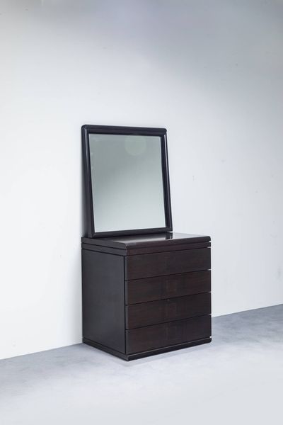 PRODUZIONE ITALIANA : Cassettiera toeletta con specchio in legno laccato. Anni '70 cm 74x55x70 h cm 150 (max) specchio cm 77x70  - Asta Design - Associazione Nazionale - Case d'Asta italiane