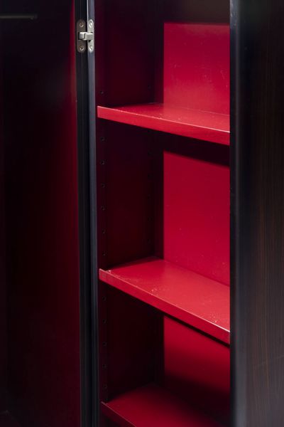 PRODUZIONE ITALIANA : Coppia di mobili portabiti in legno  interno rivestito in legno laminato rosso. Anni '70  cm 150x80x58  - Asta Design - Associazione Nazionale - Case d'Asta italiane