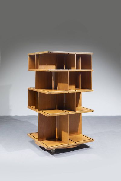 PRODUZIONE ITALIANA : Libreria girevole in legno. Anni '70 cm 166x85x85  - Asta Design - Associazione Nazionale - Case d'Asta italiane