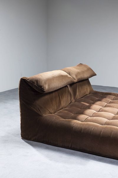 MARIO BELLINI : Letto matrimoniale serie Le bambole imbottito in velluto a coste.  Marcato sotto la base. Prod. B&B anni '70 cm 75x175x250  Difetti  - Asta Design - Associazione Nazionale - Case d'Asta italiane