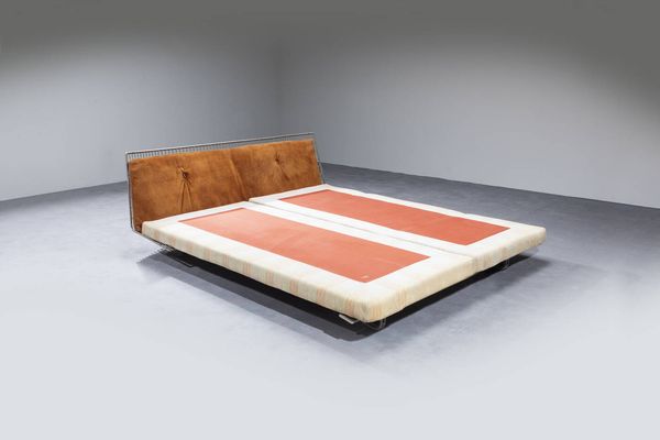 SAPORITI : Letto con struttura in acciaio e testiera rivestita in pelle. Prod. Saporiti anni  '70 cm 68x195x179  - Asta Design - Associazione Nazionale - Case d'Asta italiane