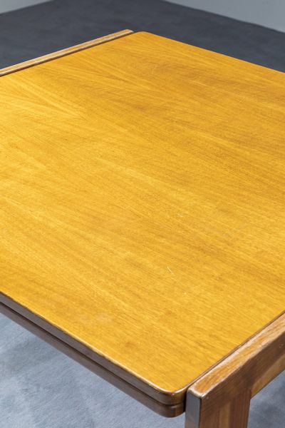 AFRA E TOBIA SCARPA : Tavolo da pranzo in legno di faggio allungabile. Prod. Cassina anni '70 cm 73x100x100 (aperto) cm 73x190x100  Difetti  - Asta Design - Associazione Nazionale - Case d'Asta italiane