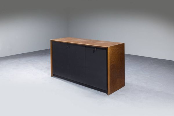 AFRA E TOBIA SCARPA : Credenza della serie Artona impiallaciato in legno di noce. Prod. Maxalto anni '70 cm 80x149x53 Bibl.: Catalogo produzione Maxalto  Difetti  - Asta Design - Associazione Nazionale - Case d'Asta italiane