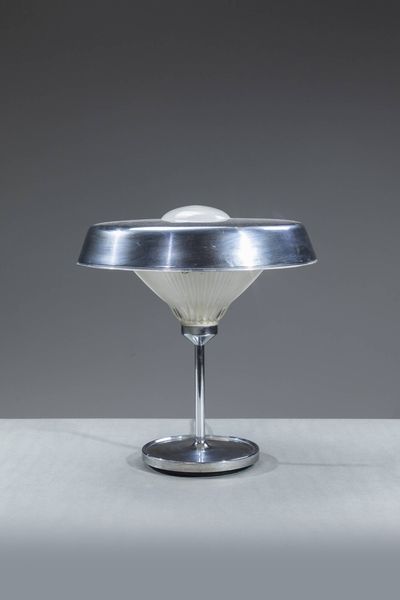 BBPR (BANFI  BELGIOIOSO  PERESSUTTI  ROGERS) : Lampada da tavolo in metallo cromato e vetro. Prod. Artemide anni '60 h cm 42x43  - Asta Design - Associazione Nazionale - Case d'Asta italiane