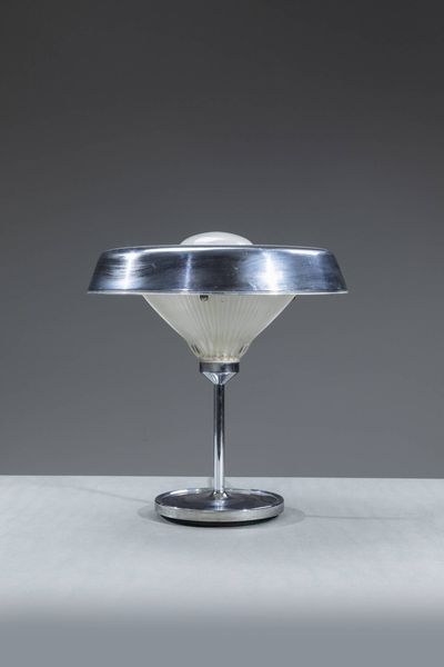 BBPR (BANFI  BELGIOIOSO  PERESSUTTI  ROGERS) : Lampada da tavolo in metallo cromato e vetro. Prod. Artemide anni '60 h cm 42x43  - Asta Design - Associazione Nazionale - Case d'Asta italiane