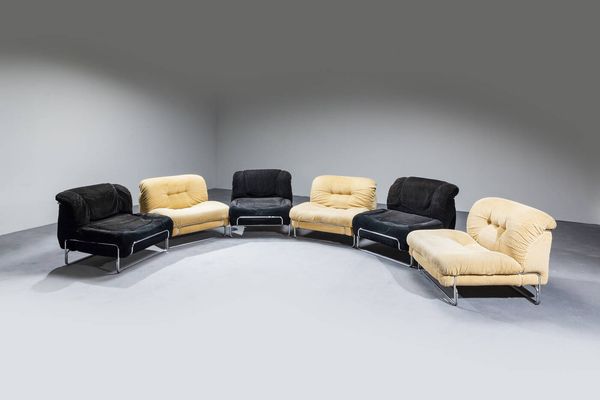 PRODUZIONE ITALIANA : Set composto da divano modulare e poltrone con struttura in acciaio cromato  imbottitura rivestita in velluto. Anni '70 cm 74x71x80  - Asta Design - Associazione Nazionale - Case d'Asta italiane