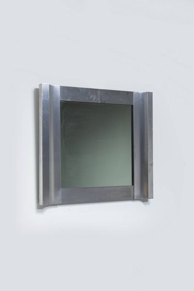 ENZO BIOLI : Specchio con cornice in alluminio inox. Etichetta del Produttore Prod. Il Picchio Ceramica d'Arte anni '70 cm 80x90  - Asta Design - Associazione Nazionale - Case d'Asta italiane