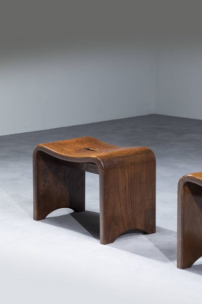 GIO PONTI Milano 1891 - 1979 : Coppia di sgabelli legno massello curvato e forato.  Anni '50 cm 37x46x29 5 Corredato dell'Expertise del Gio Ponti Archives  Difetti  - Asta Design - Associazione Nazionale - Case d'Asta italiane