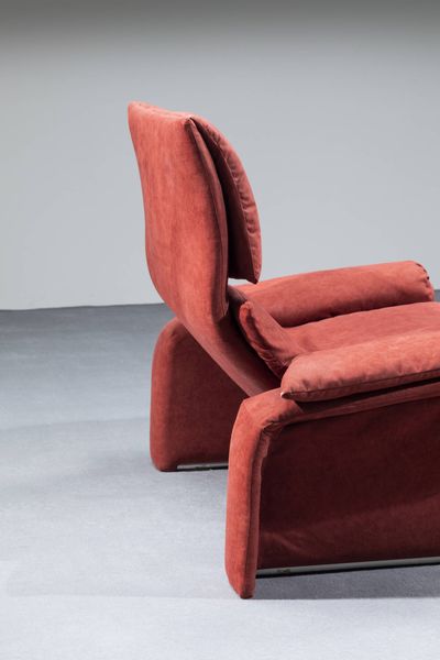 GIOVANNI OFFREDI : Poltrona con struttura in metallo e rivestita in tessuto. Prod. Saporiti anni '70 cm 86 5x105x80  - Asta Design - Associazione Nazionale - Case d'Asta italiane