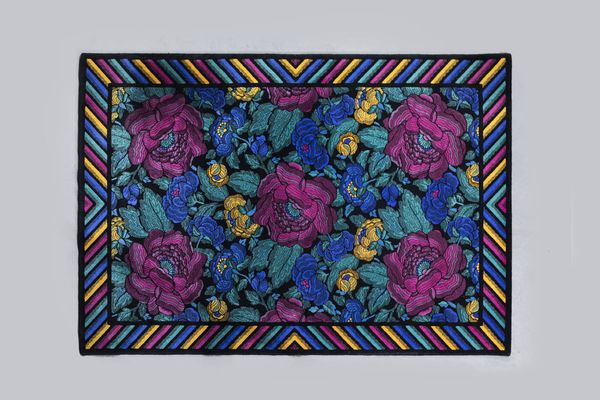 OTTAVIO MISSONI : Tappeto Rose in lana. Etichetta del Produttore Prod. Missoni anni'80 cm 168x240  - Asta Design - Associazione Nazionale - Case d'Asta italiane