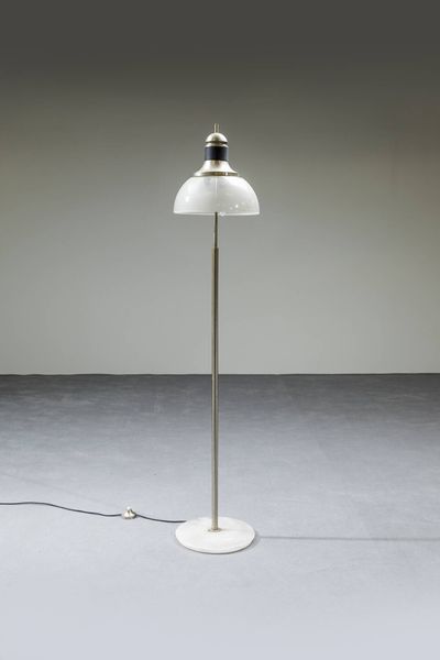 PRODUZIONE ITALIANA : Lampada da terra con base in marmo  struttura in metallo e paralume in vetro. Anni '70 cm 152x30  - Asta Design - Associazione Nazionale - Case d'Asta italiane