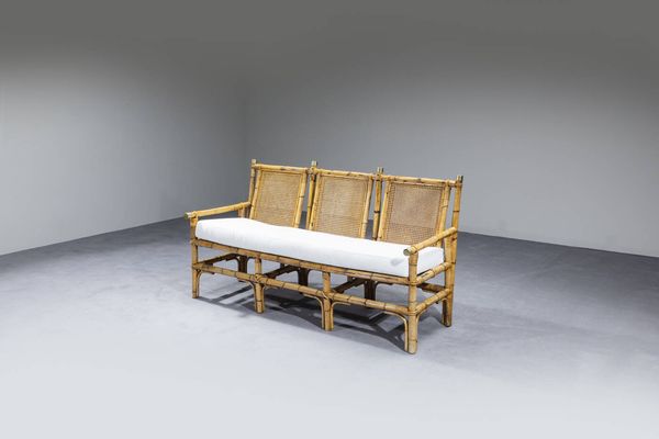 VIVAI DEL SUD : Divano con struttura in bamboo  particolari in ottone  cuscini imbottiti in tessuto.  Prod. Vivai del Sud anni '70 cm 91x170x68  - Asta Design - Associazione Nazionale - Case d'Asta italiane