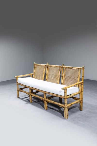 VIVAI DEL SUD : Divano con struttura in bamboo  particolari in ottone  cuscini imbottiti in tessuto.  Prod. Vivai del Sud anni '70 cm 91x170x68  - Asta Design - Associazione Nazionale - Case d'Asta italiane