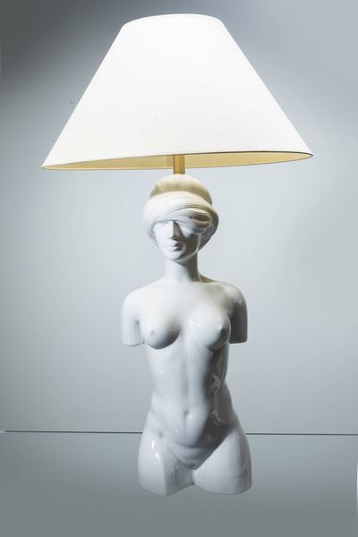 GIULIO CINIGLIA : Lampada da tavolo in ceramica bianca. Prod. Vivai del Sud anni '70 h cm 97  - Asta Design - Associazione Nazionale - Case d'Asta italiane