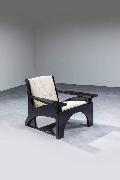 CHARLES RENNIE MACKINTOSH : Coppia di poltrone con struttura in legno laccato  cuscini imbottiti rivestiti in tessuto. Marcati Cassina I Maestri Anni '80 cm 67x75x85  Difetti  - Asta Design - Associazione Nazionale - Case d'Asta italiane