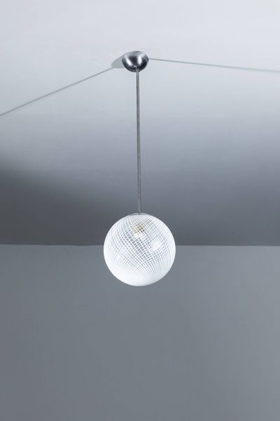 VENINI : Lampadario costituito da boccia in vetro lavorato a filigrana  struttura in metallo. Prod. Venini anni '50 h cm 87x25  - Asta Design - Associazione Nazionale - Case d'Asta italiane