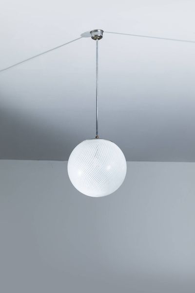 VENINI : Lampada a sospensione con diffusore in vetro lavorato a filigrana. Prod. Venini anni '60 h cm 90x30  - Asta Design - Associazione Nazionale - Case d'Asta italiane