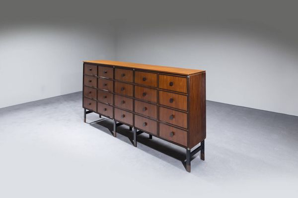 ROBERTO BREMBILLA : Sideboard in legno  fronte a cinque ante a finti cassetti  gambe in metallo verniciato con terminali in legno  particolari in ottone. Etichetta del Produttore Prod. Arredamenti Brembilla inizi anni '50 cm 113x217x41  - Asta Design - Associazione Nazionale - Case d'Asta italiane