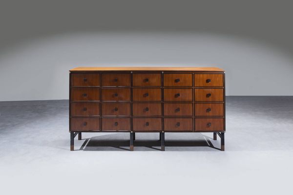 ROBERTO BREMBILLA : Sideboard in legno  fronte a cinque ante a finti cassetti  gambe in metallo verniciato con terminali in legno  particolari in ottone. Etichetta del Produttore Prod. Arredamenti Brembilla inizi anni '50 cm 113x217x41  - Asta Design - Associazione Nazionale - Case d'Asta italiane