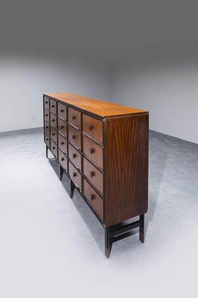 ROBERTO BREMBILLA : Sideboard in legno  fronte a cinque ante a finti cassetti  gambe in metallo verniciato con terminali in legno  particolari in ottone. Etichetta del Produttore Prod. Arredamenti Brembilla inizi anni '50 cm 113x217x41  - Asta Design - Associazione Nazionale - Case d'Asta italiane