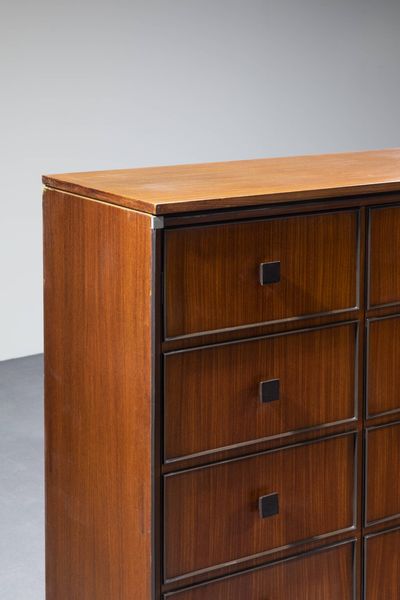 ROBERTO BREMBILLA : Sideboard in legno  fronte a cinque ante a finti cassetti  gambe in metallo verniciato con terminali in legno  particolari in ottone. Etichetta del Produttore Prod. Arredamenti Brembilla inizi anni '50 cm 113x217x41  - Asta Design - Associazione Nazionale - Case d'Asta italiane