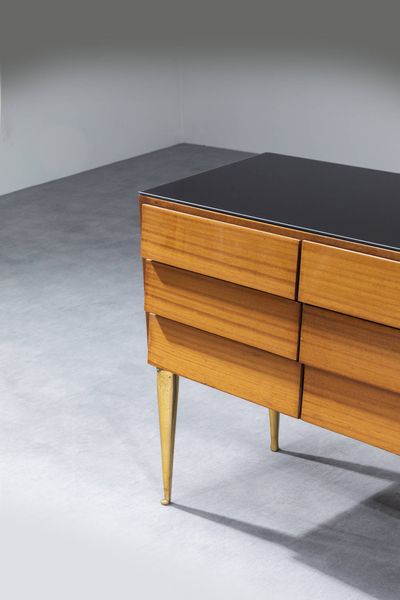 SCHIROLLI : Cassettiera con struttura in legno impiallacciato  piano in vetro colorato gambe in ottone. Etichetta del Produttore Anni '50 cm 73x129 5x39 5  - Asta Design - Associazione Nazionale - Case d'Asta italiane