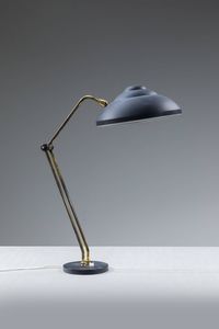 STILNOVO : Lampada da tavolo con struttura in ottone  base in ghisa e paralume in metallo laccato.  Prod. Stilnovo anni '70 h cm 60x50  - Asta Design - Associazione Nazionale - Case d'Asta italiane