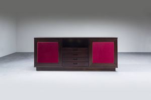 PRODUZIONE ITALIANA : Grande credenza in legno e ante rivestite in tessuto. Anni '70 cm 85x207x48  Difetti  - Asta Design - Associazione Nazionale - Case d'Asta italiane