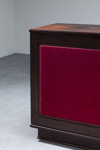 PRODUZIONE ITALIANA : Grande credenza in legno e ante rivestite in tessuto. Anni '70 cm 85x207x48  Difetti  - Asta Design - Associazione Nazionale - Case d'Asta italiane