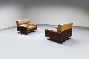 PRODUZIONE ITALIANA : Coppia di poltrone con struttura in legno e imbottitura rivestita in pelle. Anni '60 cm 73x86x86  Difetti  - Asta Design - Associazione Nazionale - Case d'Asta italiane