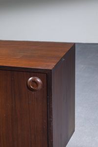 PRODUZIONE ITALIANA : Sideboard in legno  fronte a due sportelli e cassetti. Anni '50 cm 76x239x43  - Asta Design - Associazione Nazionale - Case d'Asta italiane