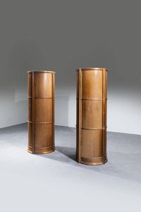 PRODUZIONE ITALIANA : Coppia di mobili contenitori in legno di noce con ante scorrevoli. Anni '70 cm 189x72  - Asta Design - Associazione Nazionale - Case d'Asta italiane