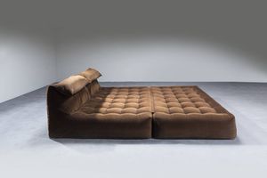 MARIO BELLINI : Letto matrimoniale serie Le bambole imbottito in velluto a coste.  Marcato sotto la base. Prod. B&B anni '70 cm 75x175x250  Difetti  - Asta Design - Associazione Nazionale - Case d'Asta italiane