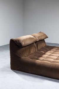 MARIO BELLINI : Letto matrimoniale serie Le bambole imbottito in velluto a coste.  Marcato sotto la base. Prod. B&B anni '70 cm 75x175x250  Difetti  - Asta Design - Associazione Nazionale - Case d'Asta italiane