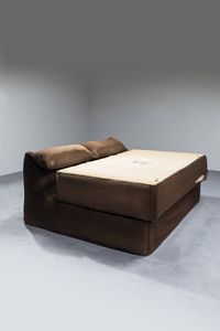 MARIO BELLINI : Letto matrimoniale serie Le bambole imbottito in velluto a coste.  Marcato sotto la base. Prod. B&B anni '70 cm 75x175x250  Difetti  - Asta Design - Associazione Nazionale - Case d'Asta italiane