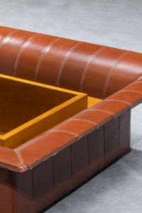 FRAU : Tavolino in pelle con contenitore in legno. Prod. Poltrona Frau anni '70 cm 36x109x109  - Asta Design - Associazione Nazionale - Case d'Asta italiane